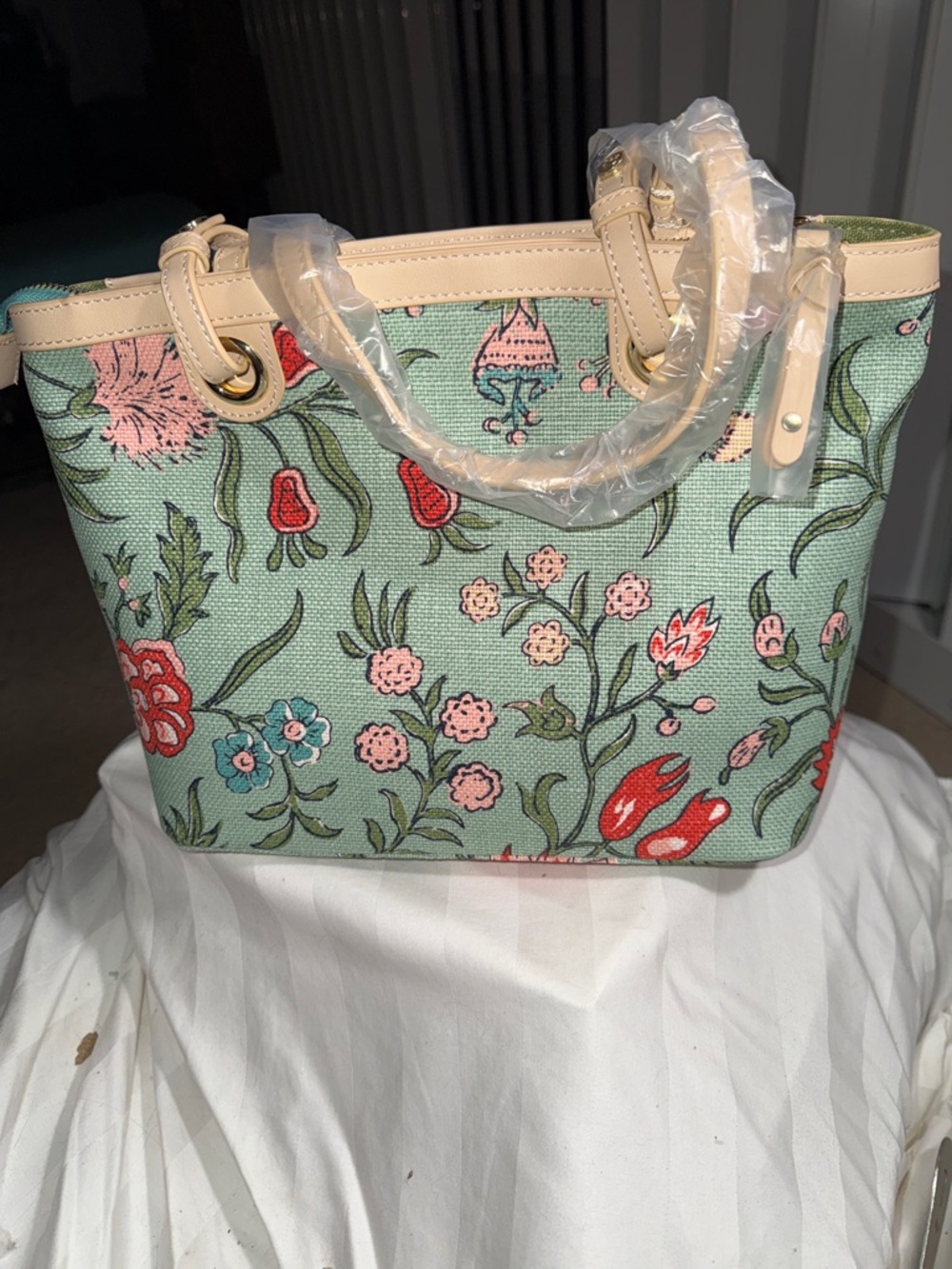 NWT - Spartina Floral Island Canvas Tote. Style: Hamilton. Includes Key Chain - Picture 2 of 4